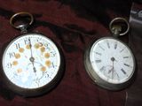 deux horloges placées l'une à côté de l'autre sur une table