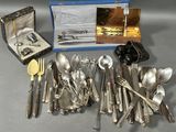 un lot de cuillères et fourchettes en argent dans une boîte