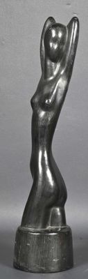 statue d'une femme levant les mains en l'air