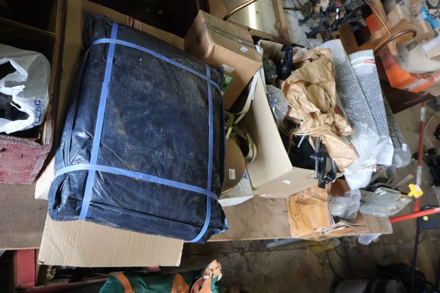 Lot comprenant : bâche neuve, accessoires de voiture et jerrican ...