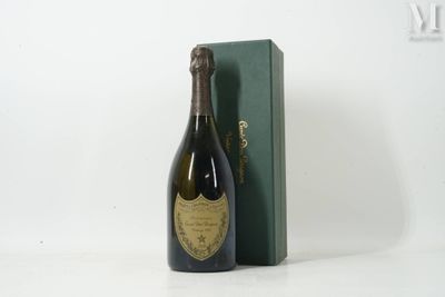 la bouteille de champagne est à côté de la boîte sur la table