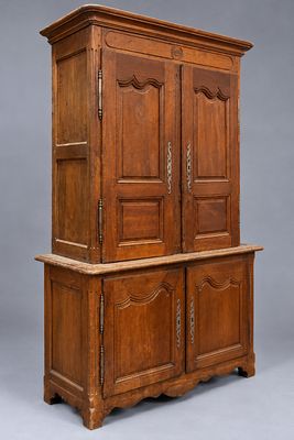 une vieille armoire en bois à deux portes et une étagère