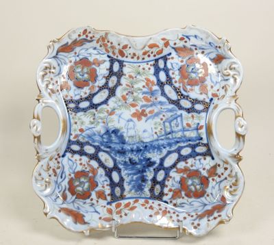 une assiette bleue et blanche ornée de fleurs orange