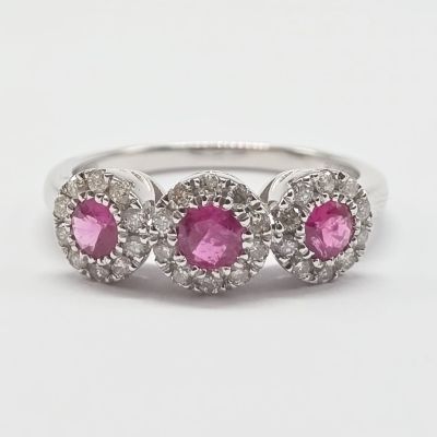 une bague sertie de trois saphirs roses et de diamants