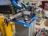 une machine qui se trouve dans un garage où il y a beaucoup d'outils