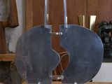 une sculpture en métal posée sur une table en bois dans une cuisine