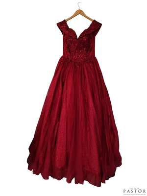 une robe de bal rouge suspendue à un cintre sur fond blanc