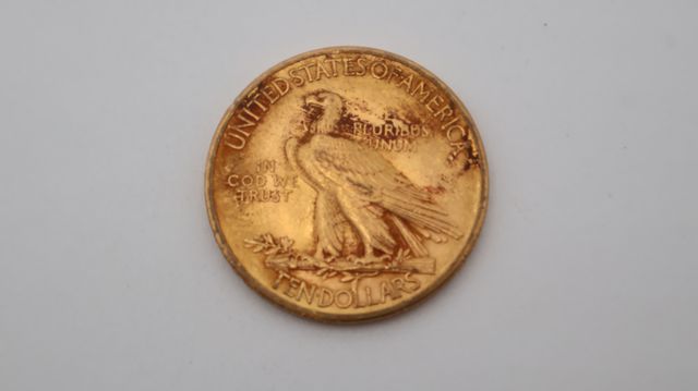 Une pièce de monnaie en or à valeur faciale de dix dollars USA tê...