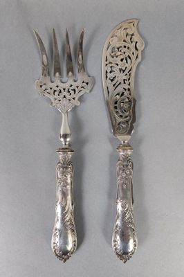 deux fourchettes et deux cuillères posées sur une table