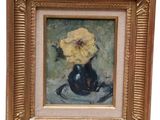 une peinture à l'huile représentant une fleur jaune dans un vase noir