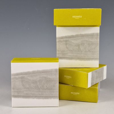 Trois boîtes de thé sont empilées les unes sur les autres sur une table