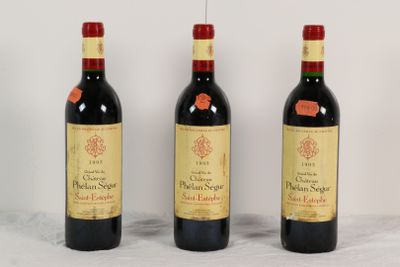 trois bouteilles de vin rouge sont alignées sur une table
