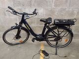 un vélo garé dans un parking