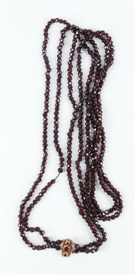 collier orné de grenats sur fond blanc