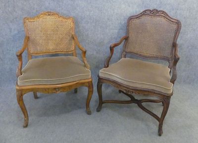 2 fauteuils en bois à assises et dossiers cannés, (accident …