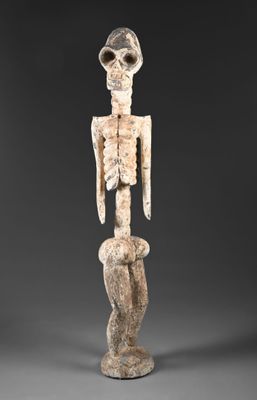 une statue représentant un homme avec un crâne sur la tête