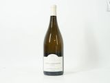 une bouteille de vin posée sur une table