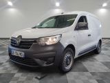 la camionnette blanche est garée sur le sol en damier d'une pièce