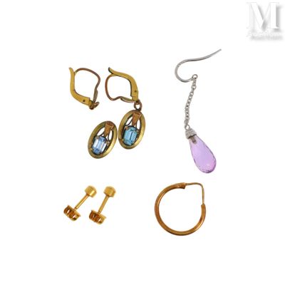 trois paires de boucles d'oreilles et une paire de boucles d'oreilles avec une chaîne