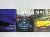trois livres qui se trouvent côte à côte sur une étagère