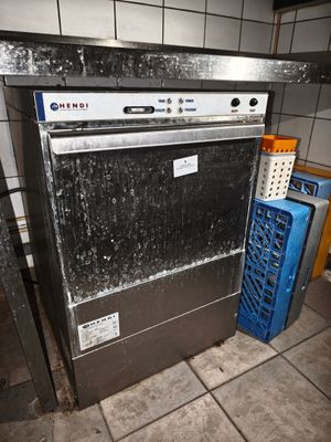 une photo d'un four sale dans une cuisine sale