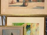 de nombreux tableaux exposés sur une étagère dans une pièce