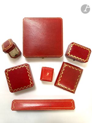 une boîte rouge sur laquelle sont représentés un stylo, un crayon, des gommes et d'autres objets