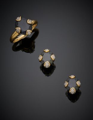 une paire de boucles d'oreilles en diamant noir et blanc et une bague en or