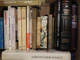 plusieurs livres qui se trouvent ensemble dans une boîte
