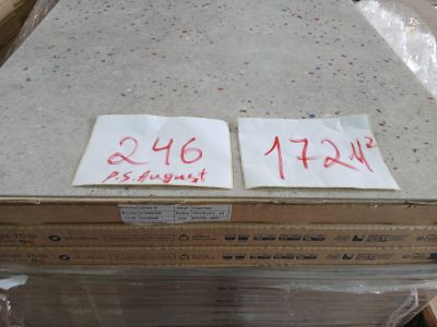 Des cartons sont empilés les uns sur les autres dans un entrepôt