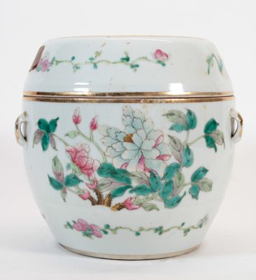 un bol blanc avec un motif floral