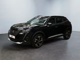 un SUV noir garé dans une pièce aux murs blancs