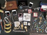 beaucoup de bijoux sur la table