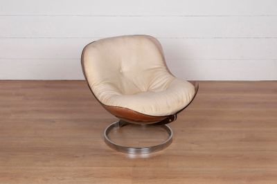 une chaise posée sur un parquet