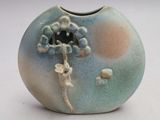 un petit vase contenant une fleur