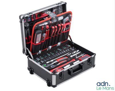 une image représentant une boîte à outils contenant des outils, sur fond blanc