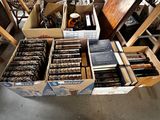 de nombreuses boîtes contenant des objets divers dans une pièce
