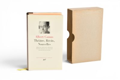 une image représentant un livre dans une boîte en carton, à côté d'une boîte sur laquelle figure le portrait d'une femme