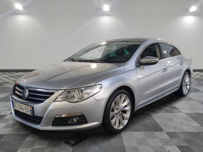 la voiture argentée est garée sur un sol en damier dans le garage