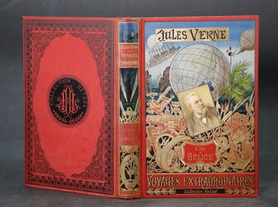 deux livres sont ouverts sur un fond noir, avec une couverture rouge