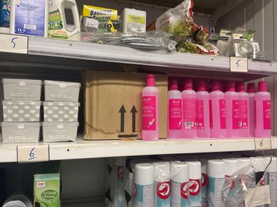 de nombreuses bouteilles de produits d'entretien sur les rayons du magasin