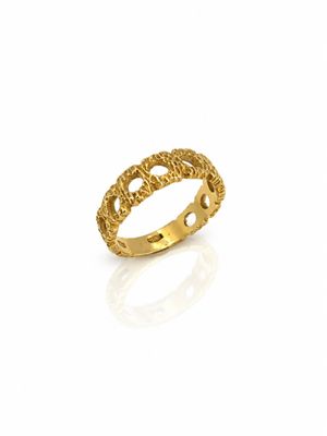 une bague en or jaune ornée d'un motif de corde torsadée