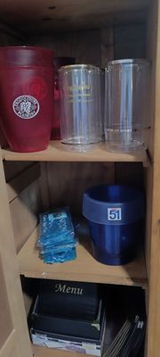 une armoire sur laquelle sont posés de nombreux récipients et tasses