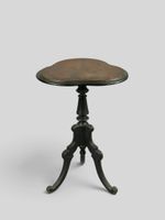 Guéridon tripode et trilobé en bois de style Napoléon III.