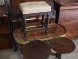 deux tabourets et une table dans une pièce