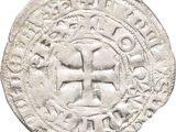 Gros plan sur une pièce de monnaie portant une croix