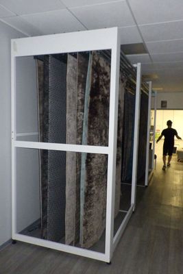 une photo d'un homme marchant dans une pièce recouverte de moquette