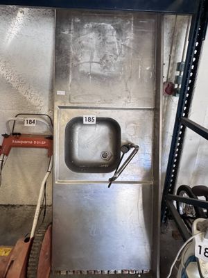 Un plan de travail avec évier inox