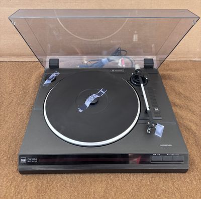gros plan d'une table tournante sur laquelle se trouve un tourne-disque