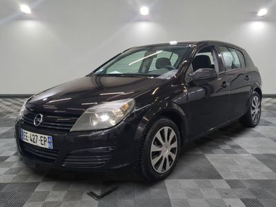 la photo d'une voiture noire garée sur un sol en damier